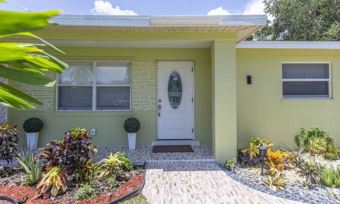 Hunt Club Apartment | Just one Guest house near PGA