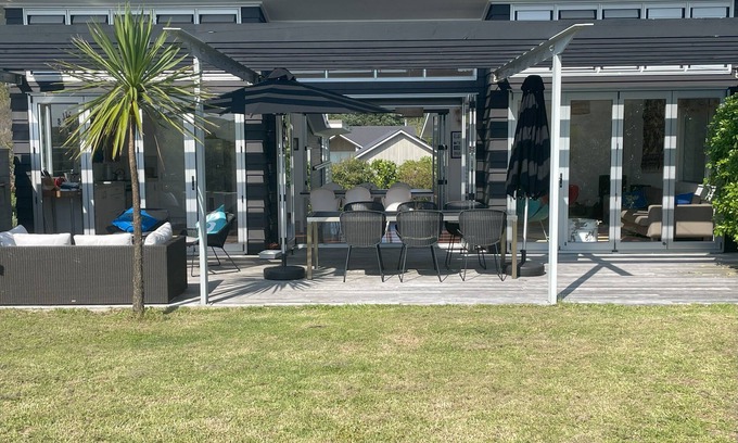 Tryphena House | Just ONE Minute TO Medlands Beach