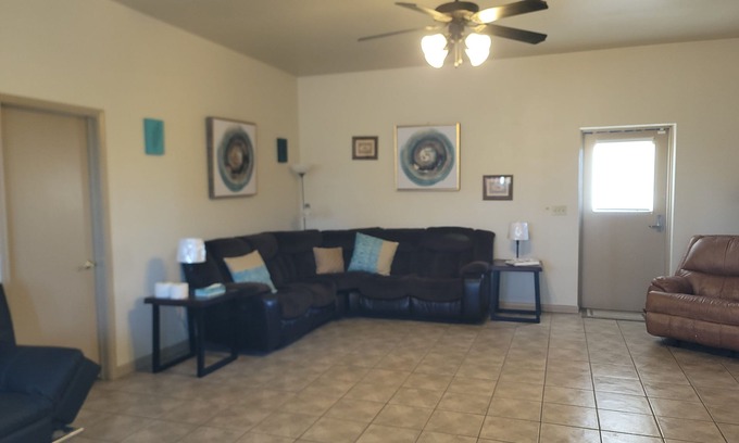 Del Valle Apartment | Just outside Austin. Near COTA, Tesla, Airport. MotoGP. Solar Eclipse 2024