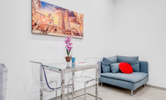 Bolognina Apartment | Just outside the center it is in a quiet and convenient position even for those who reach Bologna by car.The apartment is on the raised ground floor without a lift.About 30 square meters large on one floor. There are 3 windows that all overlook the inter