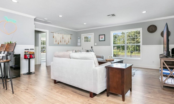 Fredericksburg House | Just Peachy | 3/2, Grill, Hot Tub, Full Kitchen, 4 Blocks to Main
