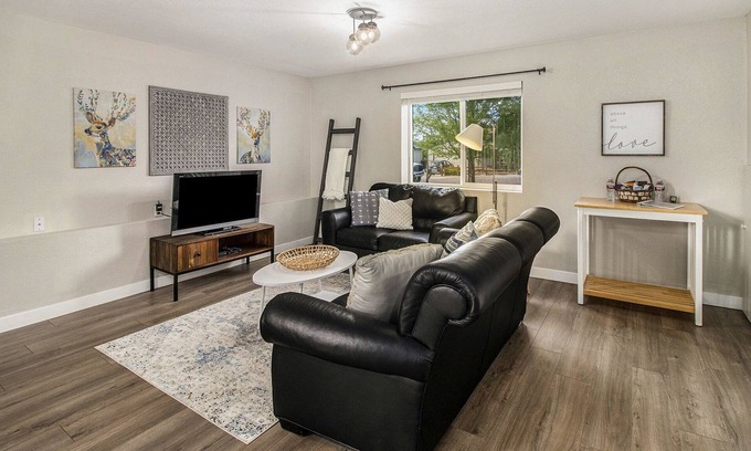 Castle Rock House | Just Steps to the Rock Hike! Bright Modern Suite