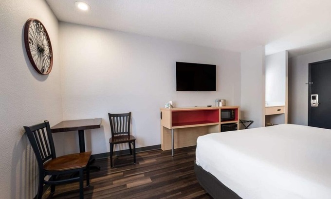 Ontario Hotel | Just What You Were Looking For! Pool, Free Breakfast & Parking, Pets Allowed