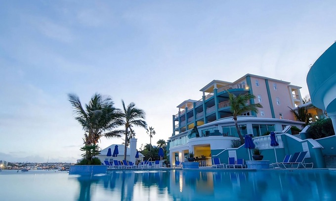 Paget Hotel | Just What You Were Looking For! 2 Classy Units, Outdoor Pool, FREE Parking!