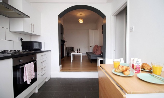 Easton Apartment | K Suites - Central 4 bed Apt w/ FREE parking