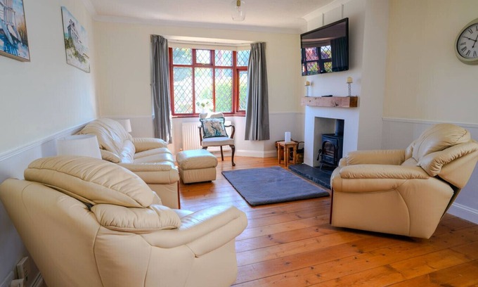 Swindon House | K Suites - Cozy Rural 3 bed House w/free parking