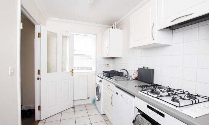 Norwich House | K Suites - Lovely 3 bed House w/free parking