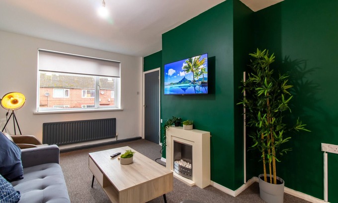 Crawcrook House | K Suites - Lovely 3 bed House w/free parking