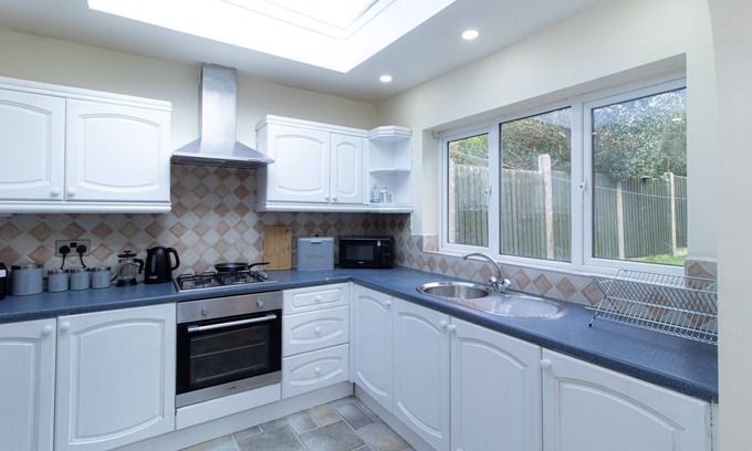 Cradley House | K Suites - Lovely 5-Bed Bungalow w/Garden View