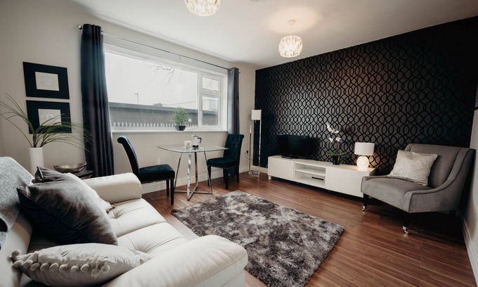 Hinckley Apartment | K Suites - Stunning 2 bed Flat w/free parking