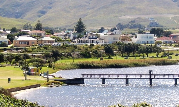 Kleinmond Apartment | KABELJOU 1 : 2 bedr/2 bathr, BBQ. Panoramic view. Near beach + shopping center.