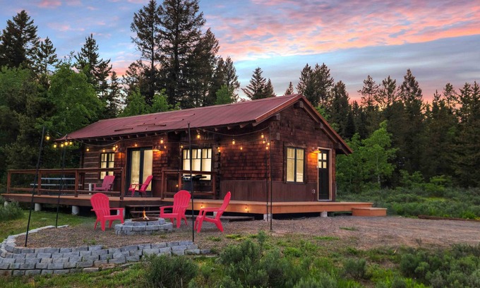 Island Park Cabin | KABINO: Dogs OK FirePit Satellite WiFi Sleeper Sofa Perfect Location Rustic Modern