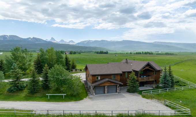 Clawson House | KABINO: Partial A/C Hot Tub FirePit Foosball Telescope Games WiFi Grill Mtn Views