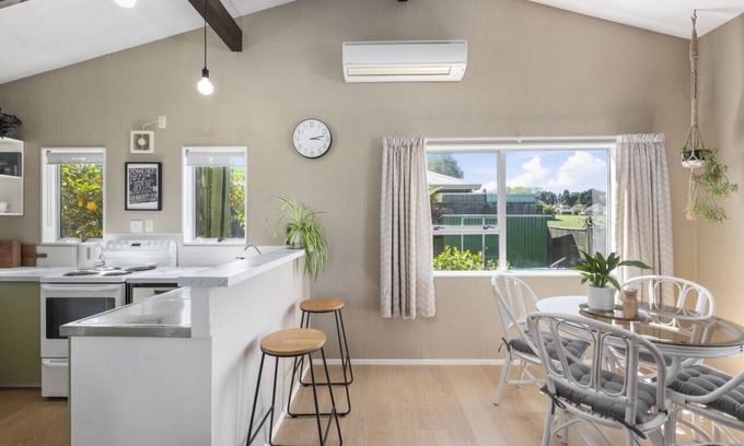Nukuhau House | Kaihua Cabin| Stylish Taupō Hideaway w/Mt Views & Modern Comforts