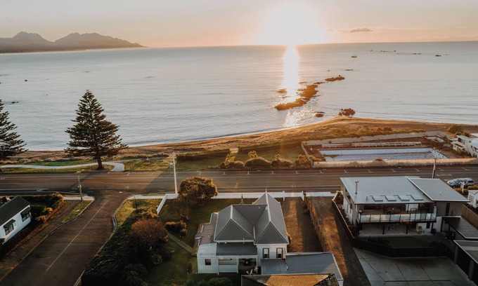 Kaikoura House | Kaikoura Beachfront Villa - KK87184