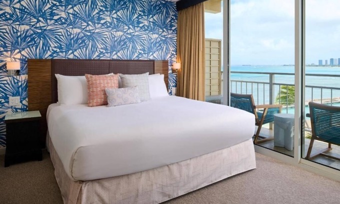 Diamond Head - Kapahulu - St. Louis Hotel | Kaimana Beach Hotel | Ocean View King | Wake Up to Ocean Views