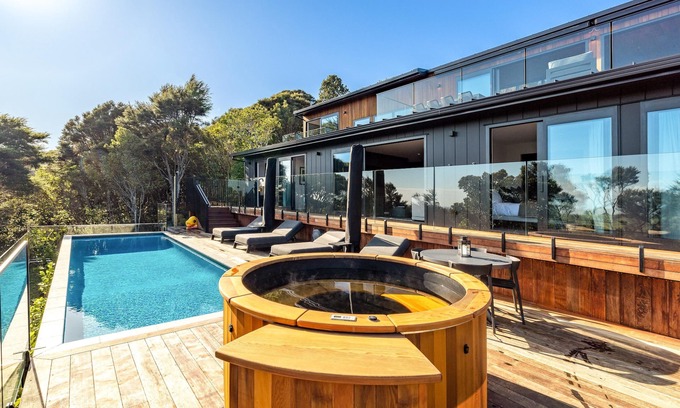 Waiheke Island Cabin | Kaitiaki Lodge - Kaitiaki Lodge is our brand new luxury lodge located in Onetangi on Waiheke Island. Situated overlooking acres of unspoilt native bush with the Hauraki Gulf beyond the setting is simply spectacular. The lodge has 5 large bedrooms, 3.