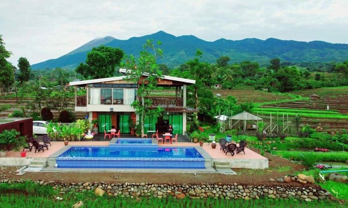 Canloan City House | Kalaparan Farm House by HiveRooms