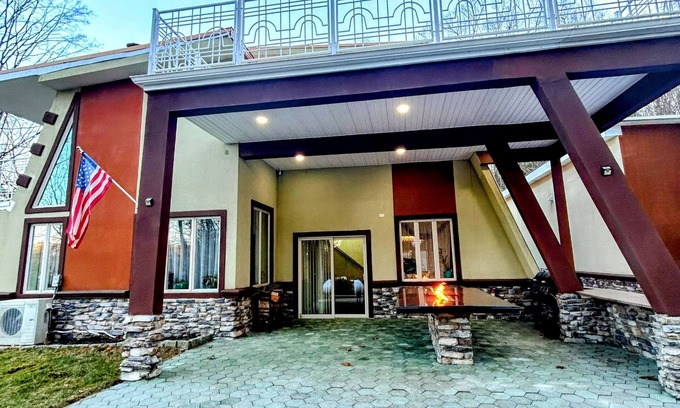 Stroudsburg House | Kaleidoscope Cottage, near Outlets, and all that Poconos has to offer
