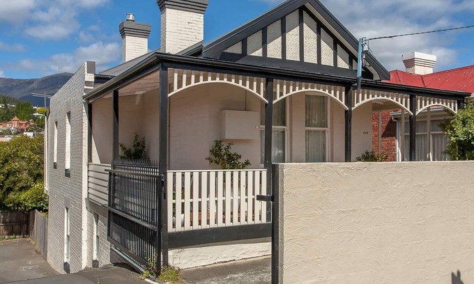 New Town House | Kallara House walk to restaurant strip