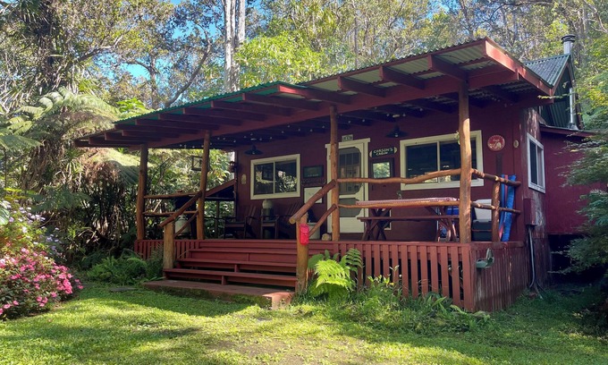 Kailua-Kona Cabin | Kaloko mountain cabin above Kona with hot tub and fireplace - rustic adventure!