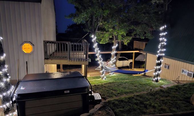 Hoyt Cabin | Kalos Lakeside lodges on Lake Eufaula with private boat ramp and dock slips.