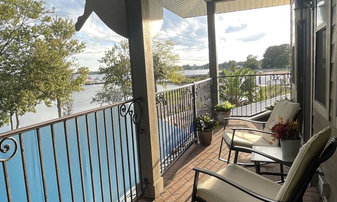Tavares Condo | Kalua Lake Loft - NEW! 1 Bedroom/1.5 Bath Overlooking Lake Dora