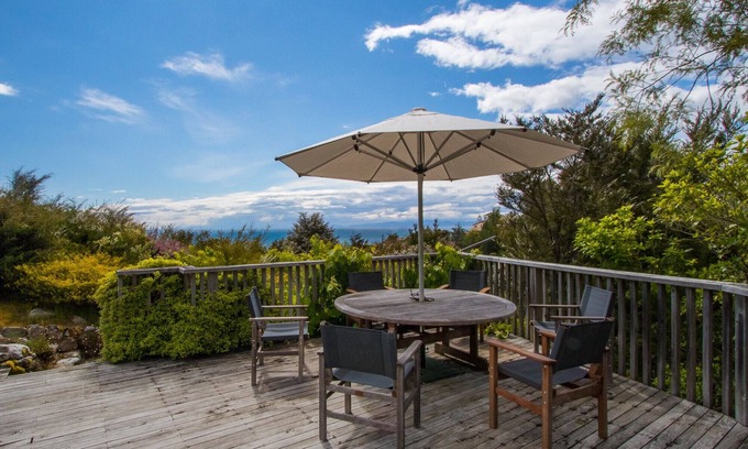 Ngaio Bay Cottage | Kanuka House - Kaiteriteri Holiday Home