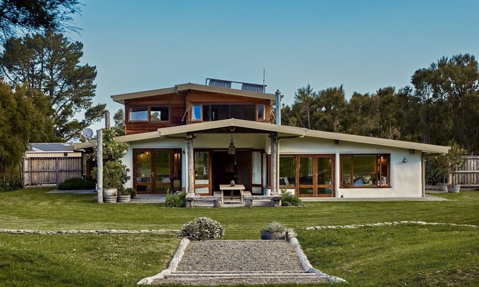 Hapuku House | Kanuka Terrace - Luxury Strawbale House