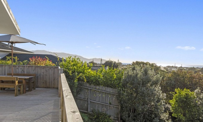 Waikanae House | Kapiti Views - Waikanae Beach Holiday Home