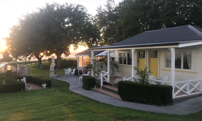 Maungatautari Cottage | Karapiro Tui Cottage, 1 of 3 in a country garden bordering a native reserve