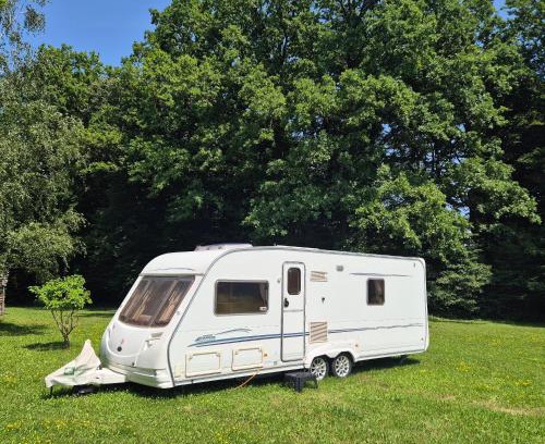 Zamrsky Other | Karavan na samotě u lesa