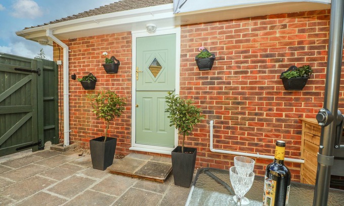 Worthing Cottage | KARIBU, romantic, with a garden in High Salvington