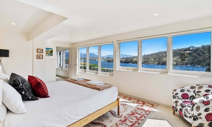 Geilston Bay Apartment | Karinya Apartment. Waterfront Views 2 Bed, 2 Bath