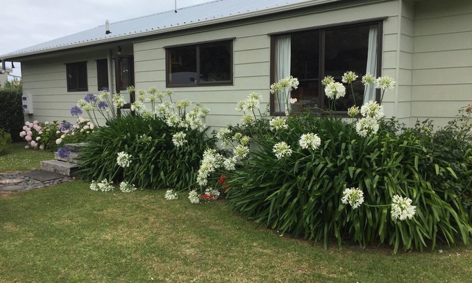 Mahia House | Karo Cottage,Taylors Bay - comfortable and cosy for your next beach holiday.