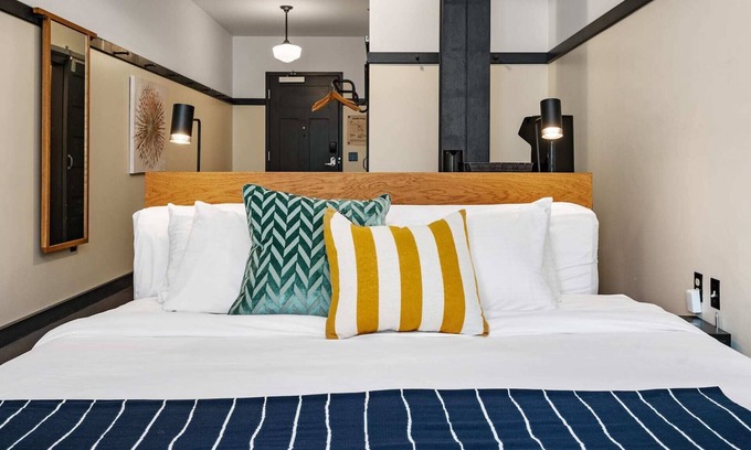 East Liberty Apartment | Kasa | Close to Carnegie Mellon, Comfy Studio | The Maverick