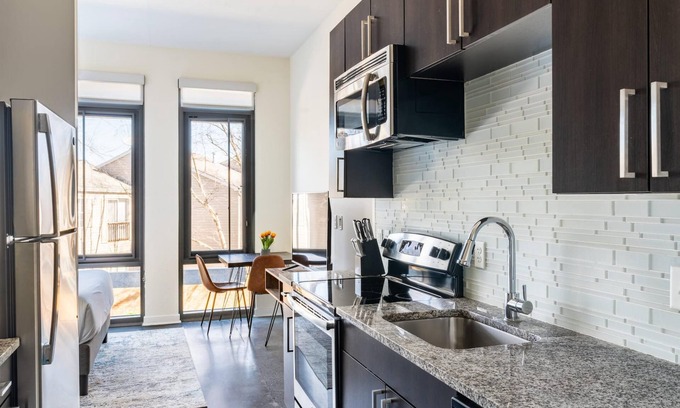 Del Ray Apartment | Kasa | Cozy Studio + Amenity Access | Alexandria