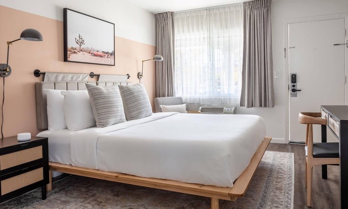 Ventura House | Kasa Palo Alto | Spacious Suite with 1 King and 1 Full Bed