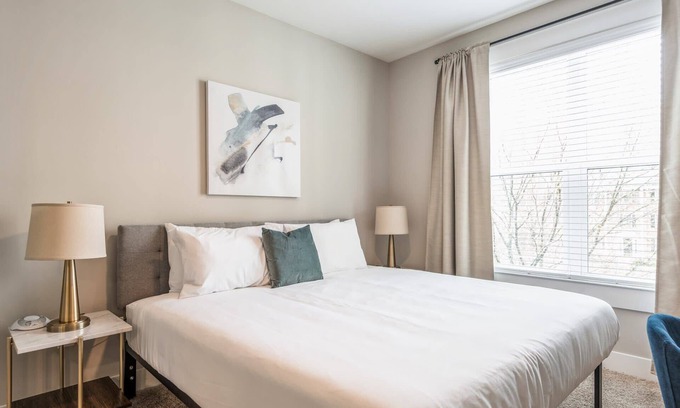 Charlotte Apartment | Kasa | Sunny Space, Nearby NASCAR Hall of Fame | Dilworth