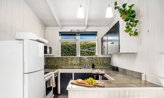 Kingston House | Katao View - Cosy home with lake & mountain views!