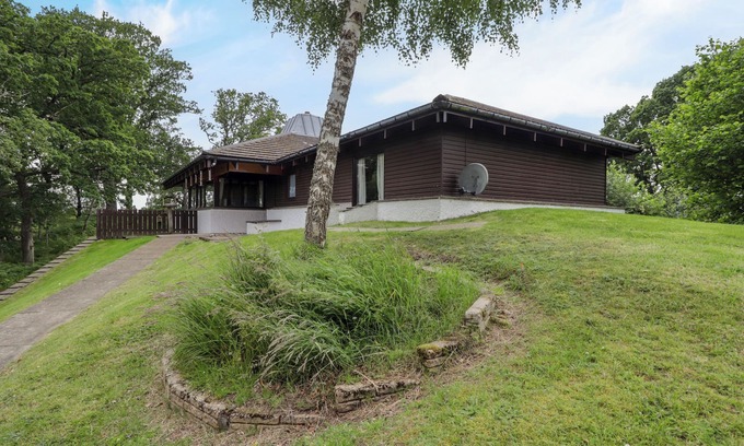 Kingussie Cottage | KATCHANA, pet friendly, with hot tub in Kincraig
