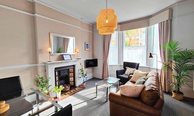 Shanklin Apartment | Katharine Apartment close to all amenities and beach