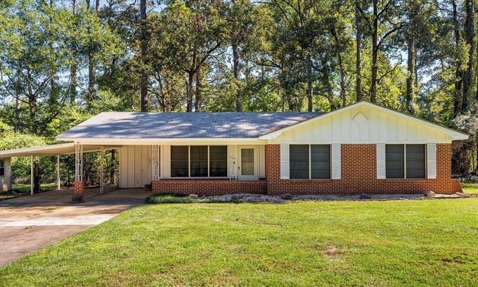 Pineville House | Katie's Place-Newly Renovated-Workspace-Pet Friendly-Family Games