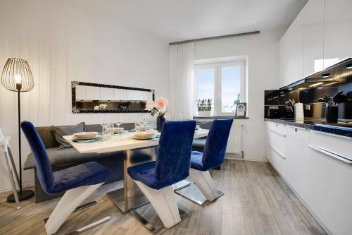 Innenstadt Apartment | KATIES Apartments Augsburg - Zentral - 4 Zimmer - 7 Personen - 2 Parken - Nintendo Switch - DisneyPlus - E-Kamin
