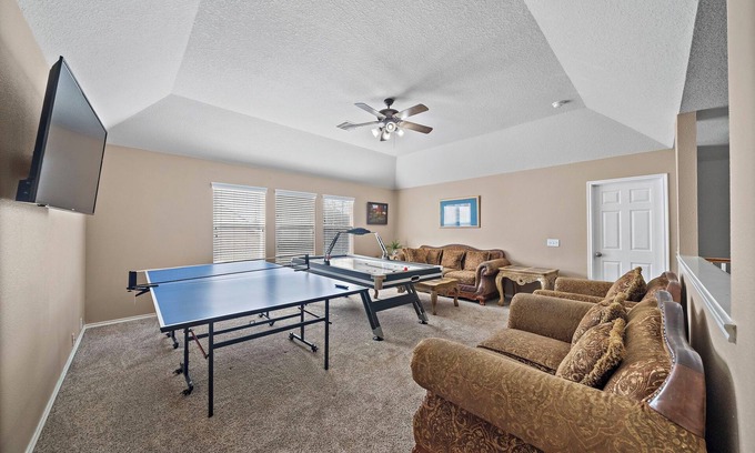 Barker House | Katy Getaway | Game Room | BBQ | Yard | Sleeps 16