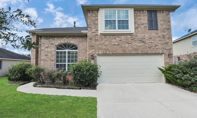 Falcon Point Villa | Katy Home Away 3BR 3.5BT Ensuite Near I-10 KatyMills Typhoon TX