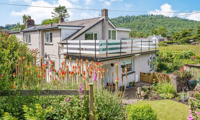 Glangrwyney Cottage | KAVIENG, pet friendly, with a garden in Gilwern