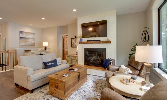Alexandria House | Kayaks and Dock Lakefront Retreat in Alexandria