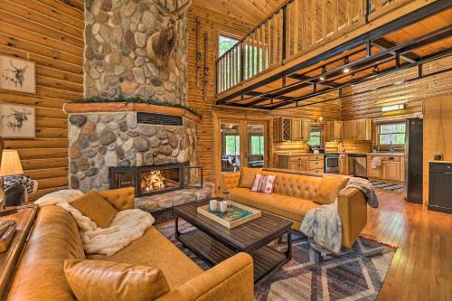 Rapid City House | Kayaks and Fire Pit Lux Riverfront Lodge, Sleeps 20