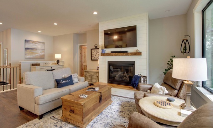 Alexandria House | Kayaks & Dock: Lakefront Retreat in Alexandria
